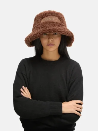 Brązowy futrzany kapelusz typu bucket